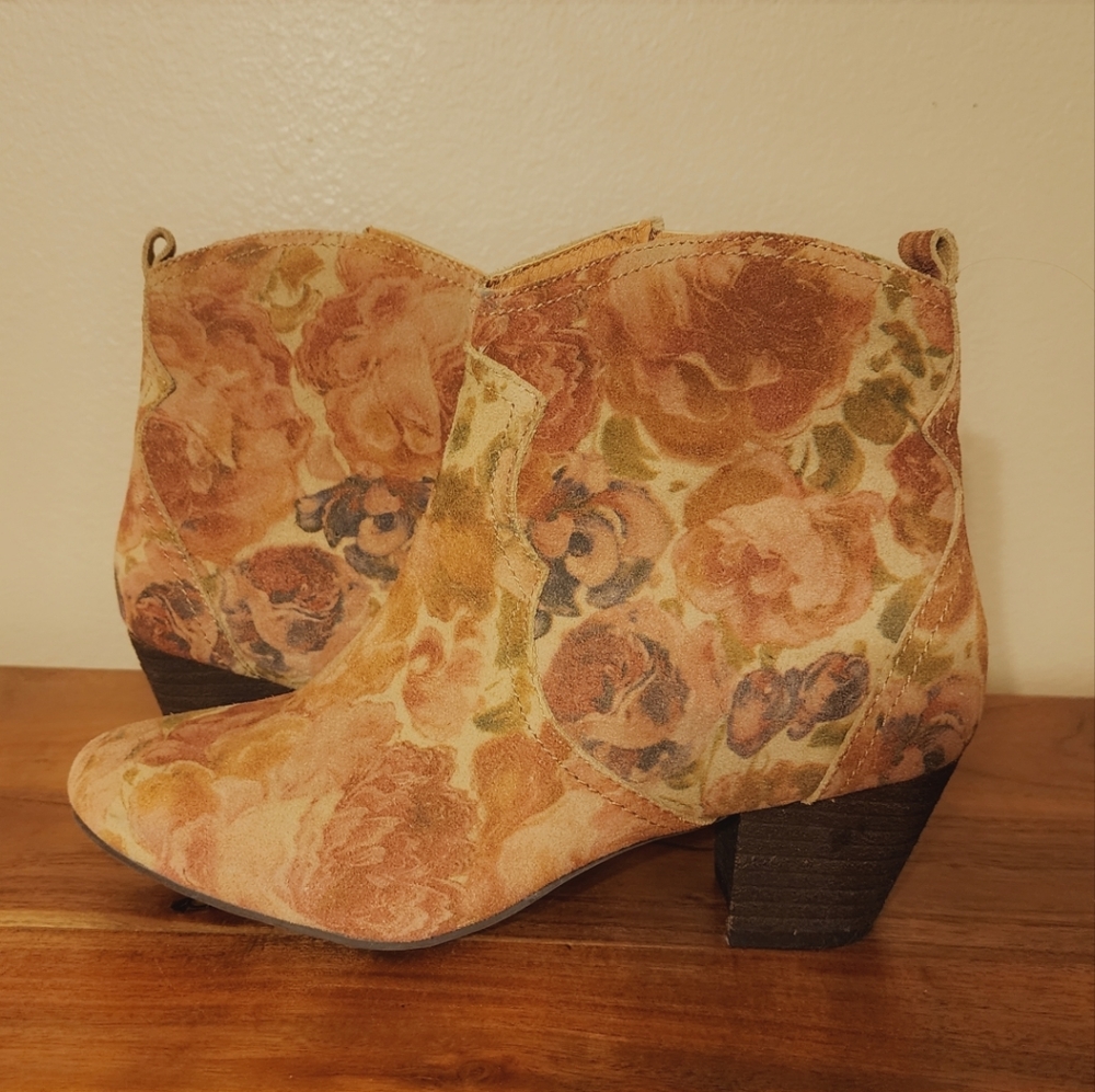 NWOB-Sbicca Vintage Collection Petunia Suede Ankle Boots